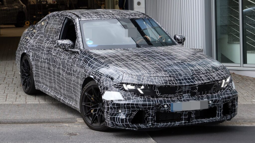 Spy shot of the next-generation combustion BMW M3 with production lights revealed (Photo credit: SH Proshots)